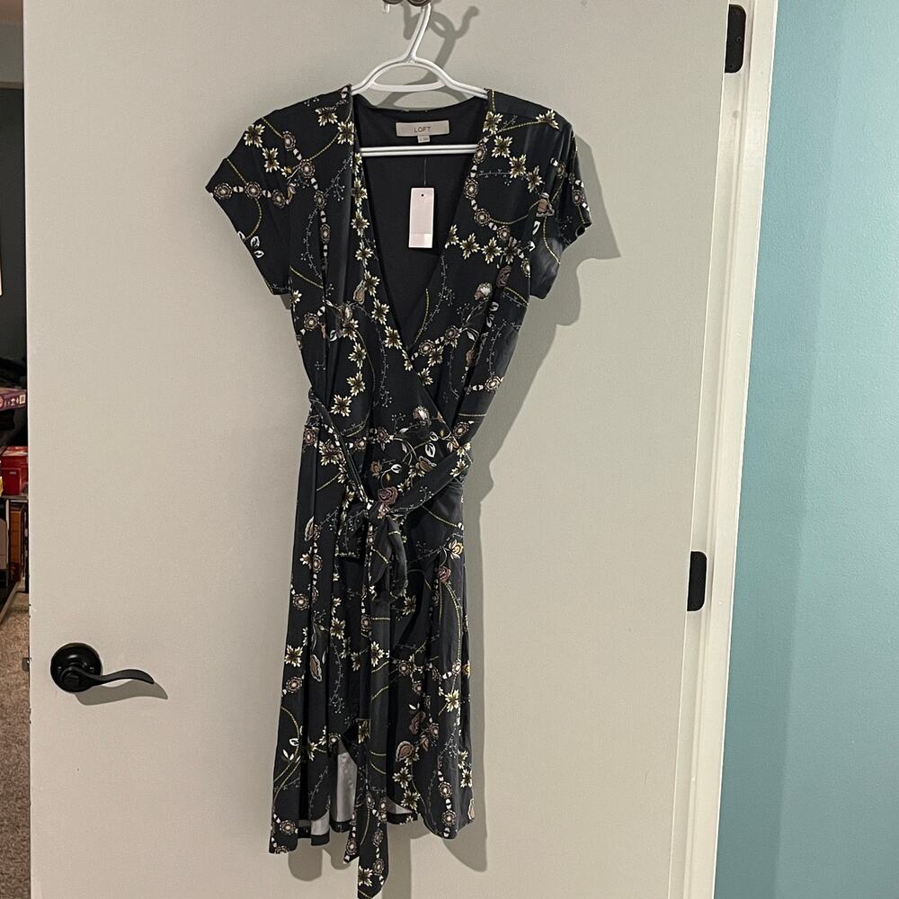 LOFT NWT Floral Wrap Dress Medium Charcoal Midi Short Sleeve Tie Waist Rayon